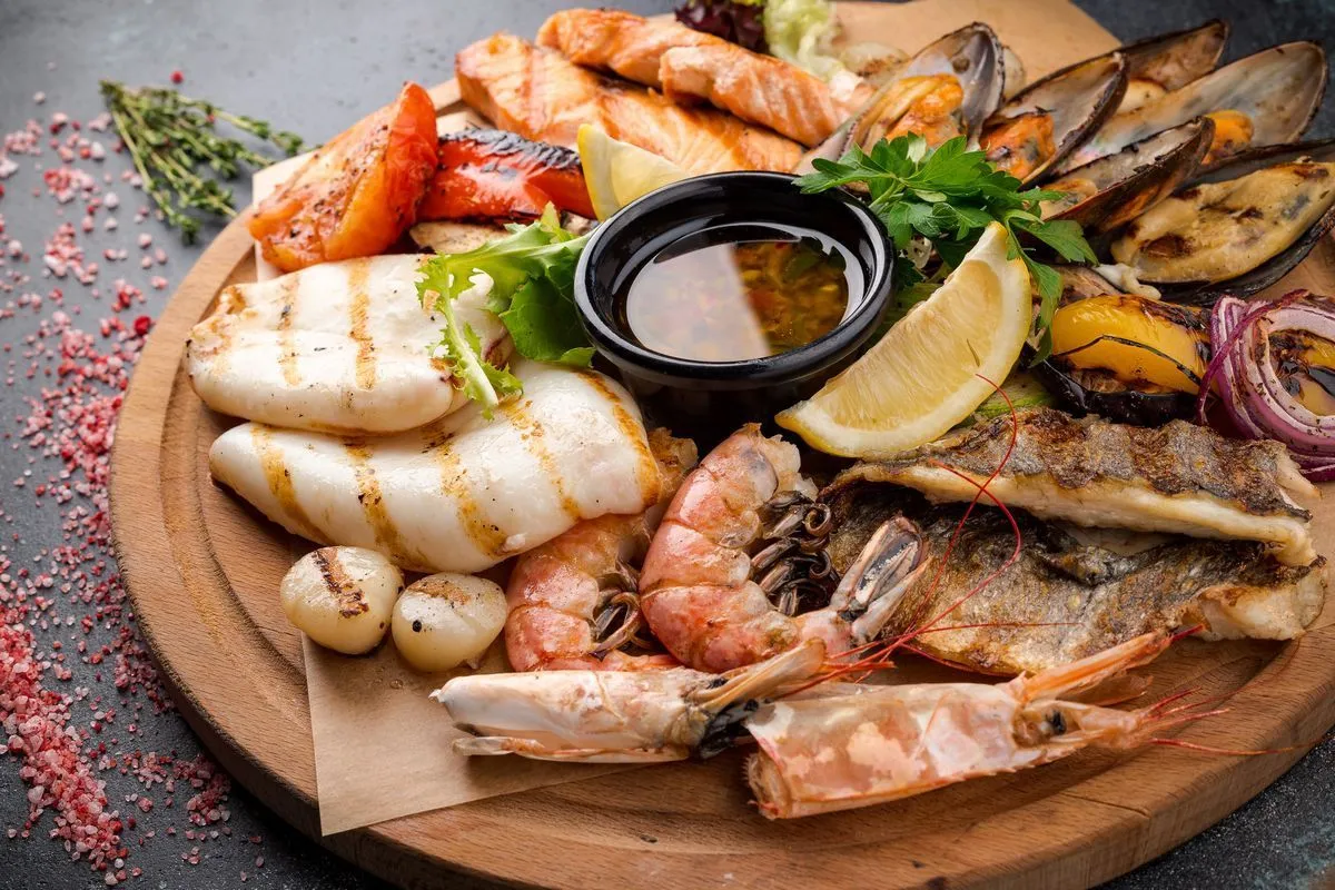 Pratiche combinazioni di frutti di mare realizzate con ingredienti semplici